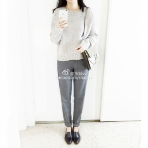 1. 这裤子最后换了P码的，感觉更合身；2. 毛衣颜色好看又很显白；3.鞋子不说了，最爱的乐福鞋；4.这包有货了；5.链接在评论；6.大家周末愉快。