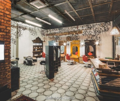 #潮店设计# 轻复古亮丽风格理发店！Black Beard Barbershop 。