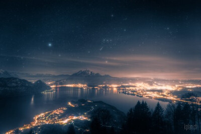 来自摄影师David Kaplan的一组拍摄于高山上的夜景风光摄影作品，将星光、夜空、城市、灯光完美的结合在一起。如果能在这里坐坐，那得多好啊，我又开始幻想了