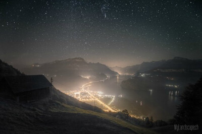 来自摄影师David Kaplan的一组拍摄于高山上的夜景风光摄影作品，将星光、夜空、城市、灯光完美的结合在一起。如果能在这里坐坐，那得多好啊，我又开始幻想了
