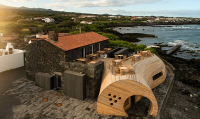 这里有蓝天白云，当然不可缺的大西洋的夜晚。 餐厅扩建是不少建筑事务所面临的课题，这家位于葡萄牙亚速尔群岛（ Azores ）中的皮库(Pico)岛上带酒吧的餐厅，原本只有一个火山岩墙面的老房子，来自葡萄牙的 FCC 建筑…