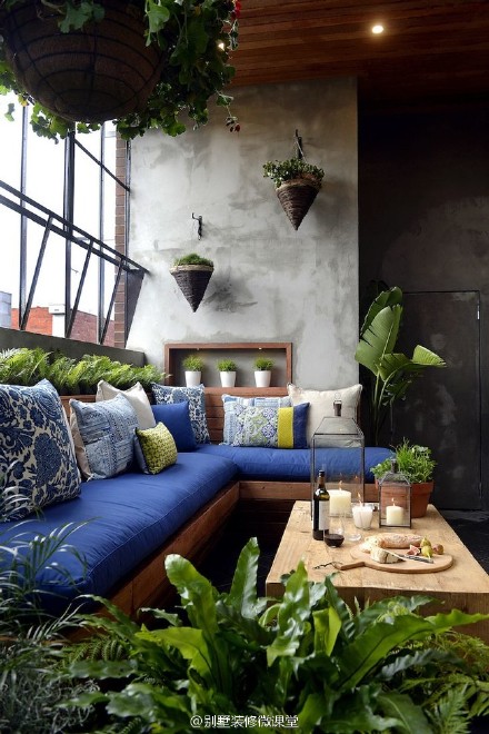 #创意无处不在#无论你是否有一个侧院、一个娇小的庭院或紧凑的长条形阳台或规模有限的空间不是你错过郁郁葱葱提庭院的理由。下面这些富有想象力的空间必定开启你的灵感，从现在开始必须好好的改造你家的阳台或那荒废的屋顶。推荐关注@别墅装修微课堂
