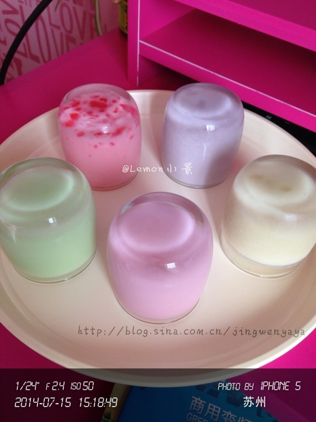 QQ糖布丁:把一包QQ糖倒入容器内隔水化成糖浆,冷却糖浆到比室温高一点的温度,倒入牛奶边倒边搅拌后倒入容器,用保鲜膜盖住容器放入冰箱冷却2小时左右即可。