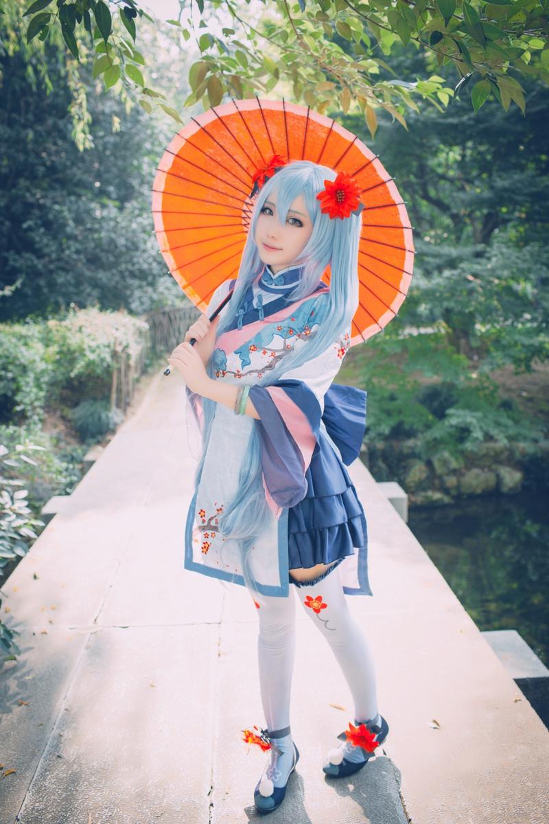 古风Miku！VOCALOID系列之梅花初音COS miku:Wander-圆二； 摄影/后期:鹰眼只想安静拍片； 后勤:Tango待机中、谁还记得那年的夏天