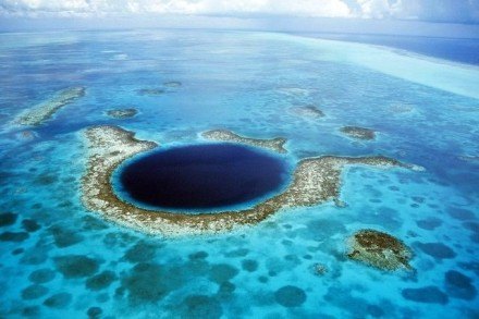 【一生攒钱要去一次的地方，人生不后悔】从空中俯瞰伯利兹大蓝洞（great blue hole）壮观极了！大蓝洞是全世界最大的水下洞穴。