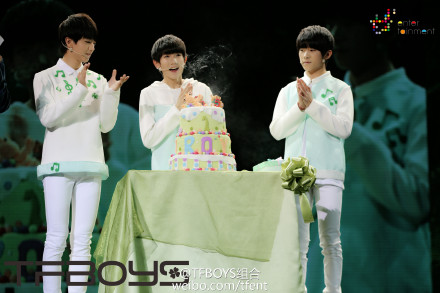 今天是@TFBOYS-王源 的15岁生日，祝小源生日快乐，许的愿望一定大实现。今天源源也和粉丝们共度了美好的#1108王源的森林小夜曲#在这场生日会，除了歌曲和舞蹈，在游戏之余王源还惊喜送来了原创单曲弹唱，同时@TFBOYS-王俊凯 @TFBOYS-易烊千玺 也现身共度生日时光，错过直播请戳：O网页链接