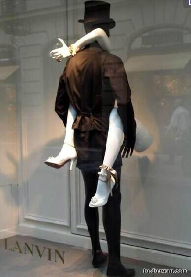Lanvin 的橱窗设计，用很有创意的方式展示了鞋子与手镯。