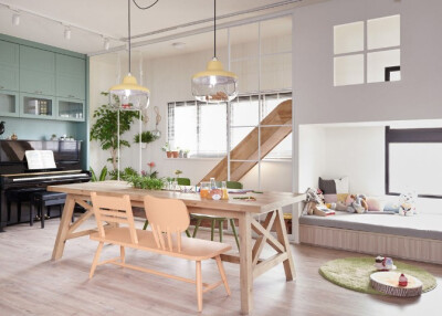 这家的住宅设计同样来自 HAO Design，整体有一个清新自然的风格，木质地板，浅色家具，与儿童相关小物件和到处点缀的绿色植被……都带来一个开放舒适的环境