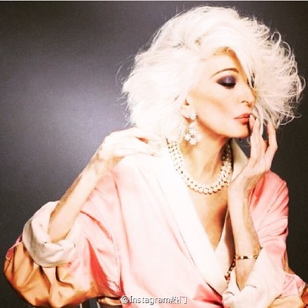 82岁的超模Carmen Dell' Orefice，她的美让时间也不得不放慢了步伐｜ins：carmendellorefice