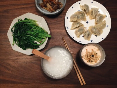 洗脸的时间粥就漫出来噜…蒸个饺打个汁…（别在问是早饭还是午饭，什么时候发不代表什么时候吃啊…）