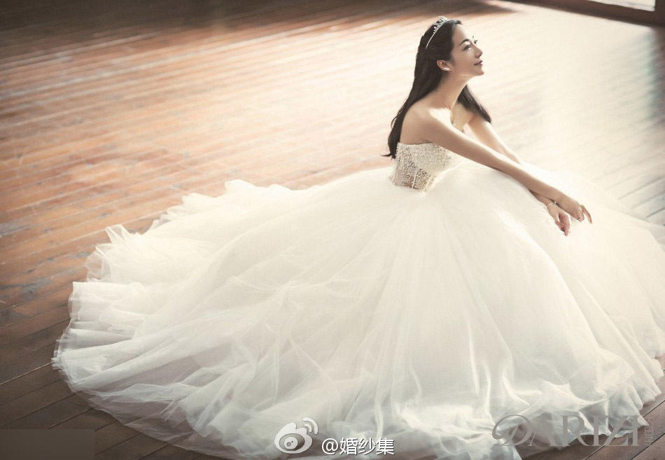 【韩雪超唯美婚纱大片曝光】近日韩雪为某杂志拍摄一组生动优雅的婚纱