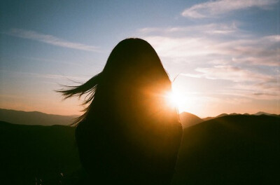 女生背影逆光小清新图片