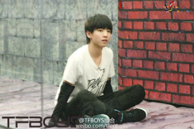 【预告】今晚七点，金鹰卡通《疯狂的麦咭》第三季，来看长高长壮的TFBOYS再次闯关石头城吧！节目开播前，大家先通过我们本周的《TFBOYS观察日记》来看看麦咭录制背后的TFBOYS吧LTFBOYS观察日记02