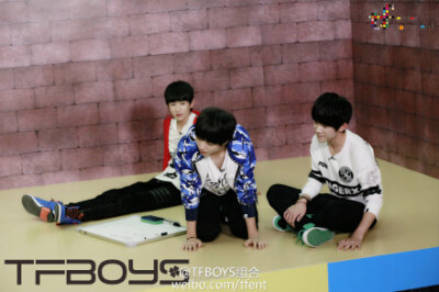 【预告】今晚七点，金鹰卡通《疯狂的麦咭》第三季，来看长高长壮的TFBOYS再次闯关石头城吧！节目开播前，大家先通过我们本周的《TFBOYS观察日记》来看看麦咭录制背后的TFBOYS吧LTFBOYS观察日记02