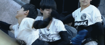 #疯狂麦咭王源go# #疯狂的麦咭# #TFBOYS王源# 我们小源真是太可爱了吧 本库已被萌出一脸血@TFBOYS-王源