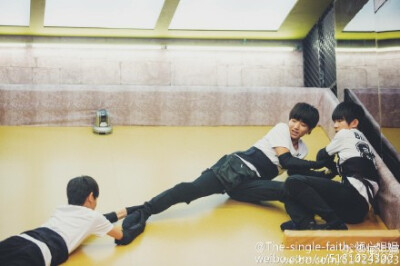 #TFBOYS石头城探险记#这一幕，是我团永远的硬气！