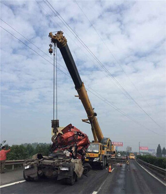 成綿高速黃許段兩貨車相撞致兩死三傷