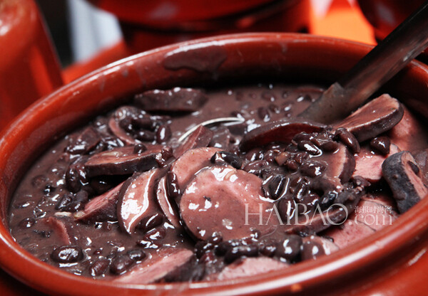 【黑豆饭 (Feijoada)】黑豆饭 (Feijoada) 可以说是巴西的国菜，在许多巴西人心中，它是最能代表巴西特色的菜肴，如果不亲自品尝这道特色美食，那等于没有来到巴西一样。