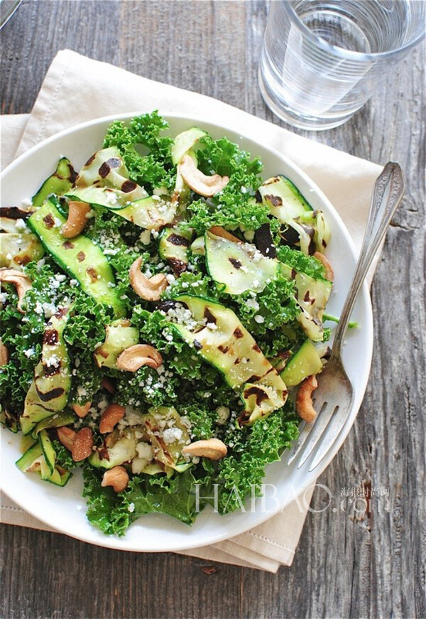 2.【Grilled Zucchini Ribbon and Kale Salad】 这道沙拉从备料到可以开吃只需要15分钟，材料包括羽衣甘蓝菜、西葫芦、蓝纹芝士碎末还有腰果。酱汁则由橄榄油、柠檬汁、蜂蜜、盐和黑胡椒调和而成。将煎软的西葫芦片与其他食材混合，再拌上酱汁即可。 (蓝纹芝士口味比较重，不一定人人都可以接受哦！)