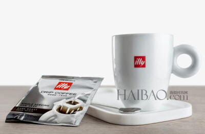 【意利咖啡 (illy coffee) 全新推出的滤挂咖啡】illy滤挂咖啡冲泡方式：1.打开包装袋，取出滤袋，将封口沿虚线撕开。2.将挂耳沿滤袋边缘拉起，将咖啡包挂在杯壁。3.缓慢向滤袋中注入热水，由内向外顺时针方向绕圈 (…