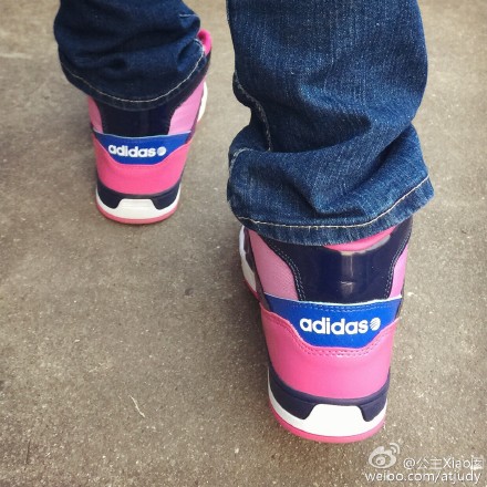 NEW Adidas鞋一到货，就穿上咯…So colorful！Aha～一切都好，所以我们临时决定回牛家庄咯！但不会待太久，就是纯粹看看牛爸比牛妈咪牛奶奶…这可能真是临产前最后一次回去啦！ #囡小姐怀孕记# 你是我最珍贵の礼物…我期待，我珍惜…