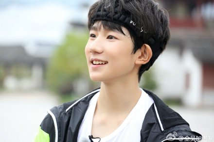 【#全员加速中#高清剧照】 双唇似爱神之弓，笑靥如花影重重，茫茫人海中遇见你，如同阳光照进心底，睁眼闭眼全都是你甜甜模样~