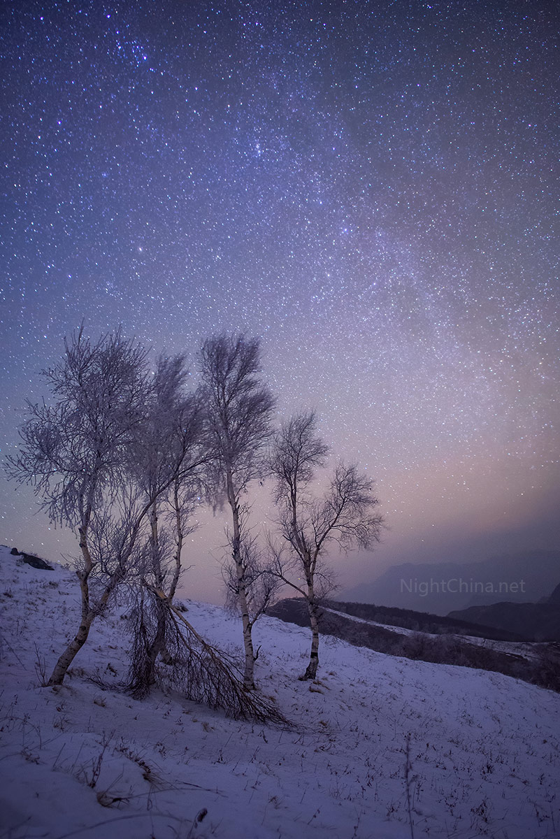 雪山，银河与树。雪后的灵山诞生了这梦幻组合。生命之一瞬与星空之永恒，矛盾却又和谐统一。@司空逸浪 2015年11月14日摄于北京东灵山。尼康D610 + 20mm f1.8镜头，ISO 6400，f/1.8，曝光30秒，地景5张平均值叠加降噪。公众号#Steed的星空#，每日推送星空佳作。更多图片请见#夜空中国#：NightChina.net