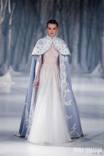 Paolo Sebastian Fall 2016 Couture｜来自澳洲的贵族仙牌，灵感来自于设计师对童话中雪女的印象。透明的蕾丝，冰冷的蓝色、雪花的白色……重新述说了那个迷人的童话