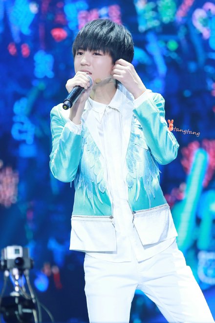 #王俊凯# #TFBOYS王俊凯# #第一主唱王俊凯# @TFBOYS-王俊凯 舞台上远远的光，落在你的肩上，你最闪耀