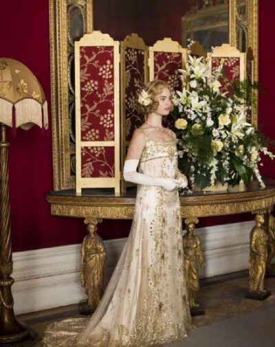 Lady Rose的结婚礼服, 唐顿庄园的服装设计师Anna Mary Scott Robbins说，这件礼服是从伦敦一家古董店找到的，已经有100多年的历史，但从未被穿戴过。