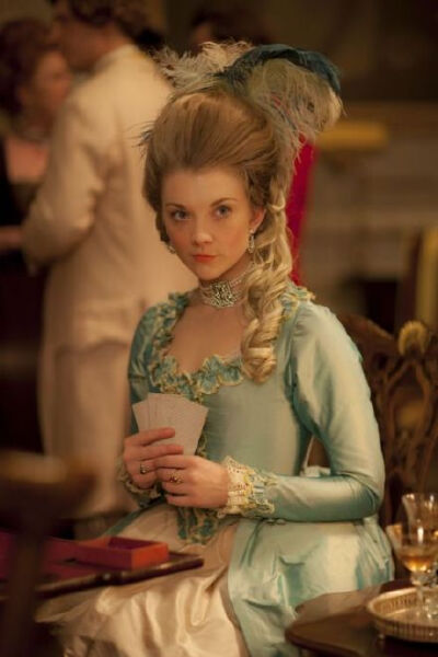 《The Scandalous Lady》Natalie Dormer饰演Lady Seymour Worsley，一个因放荡事迹震惊18世纪英国的女人，她总共有27个情夫，并与其中一个私奔，影片实则讲述了一个惊心动魄又大快人心的女权奋斗史。