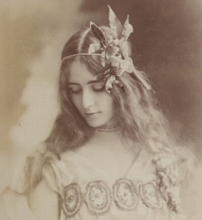 Cléopatra Diane de Mérode 法国美好时代的著名舞者，1896年巴黎选美冠军。她的美丽吸引了奥地利维也纳分离派著名画家古斯塔夫·克里姆特注意。2006年电影《Klimt》中的Lea de Castro就是以Cléopatra Diane de Mérode…