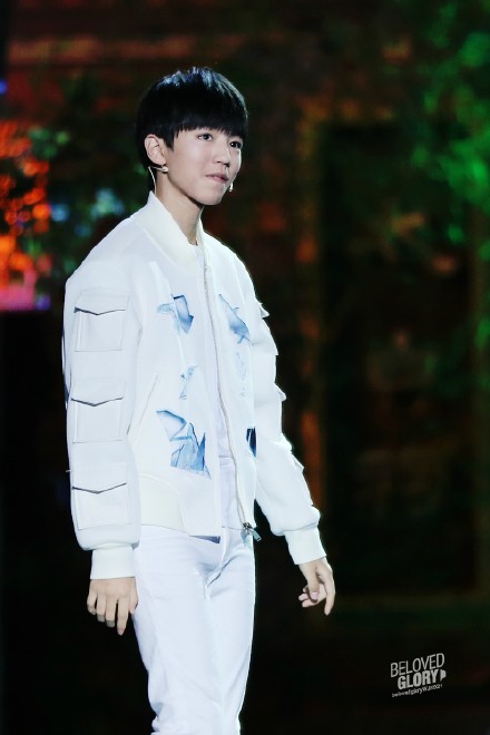 #王俊凯# #TFBOYS王俊凯#【150927 央视中秋晚会直播】如果你想要一朵花，我就给你种下一整座花园；如果你想要一颗星星，我就为你披上一整条银河。小长假的第一天，大家都在做什么呢？跟荣光一起向@TFBOYS-王俊凯 说一声节日快乐吧~