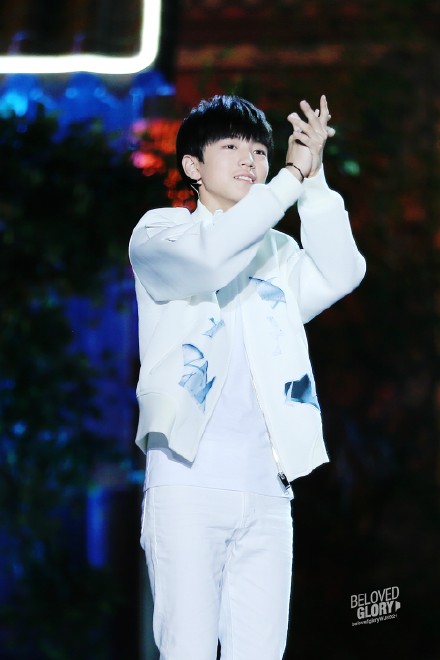 #王俊凯# #TFBOYS王俊凯#【150927 央视中秋晚会直播】如果你想要一朵花，我就给你种下一整座花园；如果你想要一颗星星，我就为你披上一整条银河。小长假的第一天，大家都在做什么呢？跟荣光一起向@TFBOYS-王俊凯 说一声节日快乐吧~