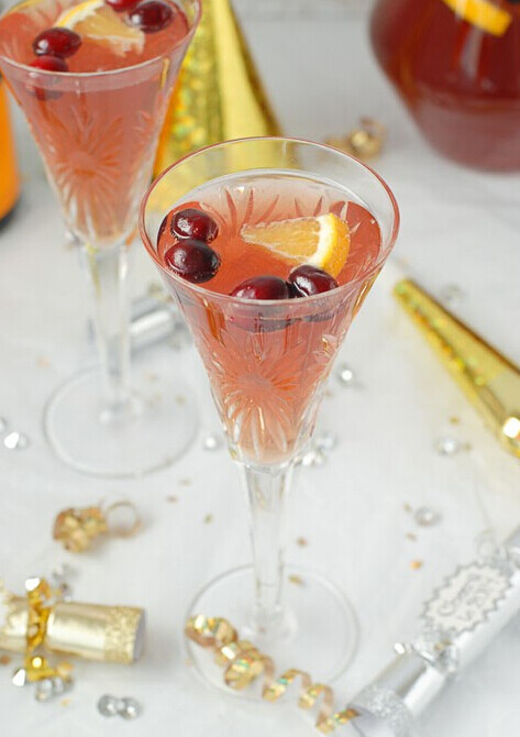 【起泡蔓越莓橙汁香槟宾治 Sparkling Cranberry-Orange Champagne Punch】材料：10人份配方：香槟或起泡葡萄酒1瓶（750毫升）、起泡蔓越莓汁（蔓越莓汽水）1瓶约25盎司、金万利利口酒1/4杯 做法：把所有材料倒入大水罐中，用橙片和蔓越莓装饰。