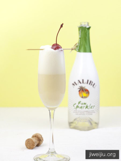 【马里布朗姆起泡鸡尾酒 Malibu Rum Sparkler Cocktails】【调制配方】: 菠萝汁2盎司、白朗姆酒1盎司、椰子奶油1汤匙、马里布起泡朗姆酒 【载具选择】: 香槟杯 【使用装饰】: 红樱桃 【调制方法】: 摇和法 【酒精含…