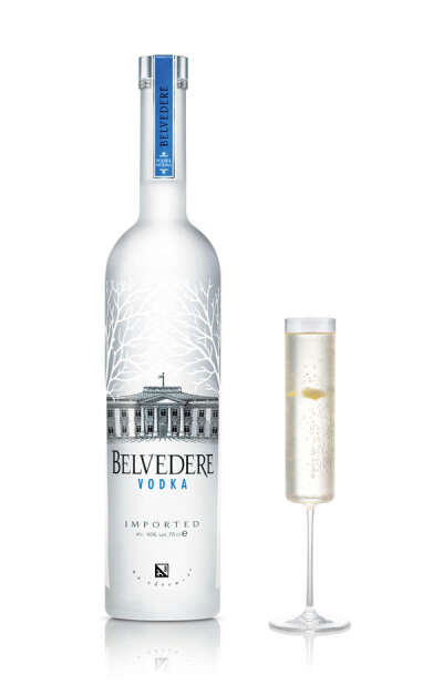 【雪树伯爵夏日风情 Belvedere Earl Grey Fizz】材料: 30毫升雪树伏特加、20毫升伯爵红茶糖浆。调法: 摇匀所有材料后过滤至香槟杯中. 注满酩悦香槟, 以扭弯柠檬皮或红浆果作为装饰。