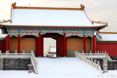 雪后初霁。一只鸟正飞越覆雪的宫殿。（大图，可作桌面壁纸）