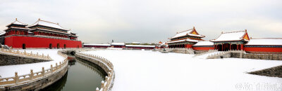 雪后初霁。红墙庄严，白雪肃穆。（大图，可作桌面壁纸）