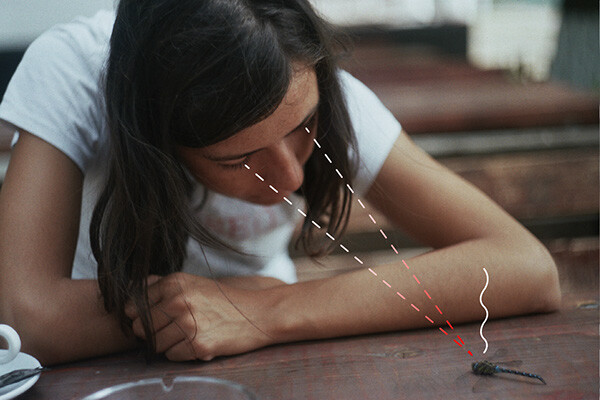 当我们对专业器材拍摄的时尚大片、恢弘场景司空见惯时，来自罗马尼亚的90后摄影师 cristiana costin 为我们展示了全新的摄影思路。其实她的拍摄内容很是平常，建筑与天空、路人与风景、甚至是等车人的背影，似乎我们拿起手机都能拍得比她更好，但是 costin 拥有我们学不来也做不到的“后期大法”，她将想象力付之于画笔，用可爱的涂鸦对照片进行二次创作。