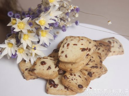 奶油版切达乳酪饼干&amp;amp;紫薯樱花饼干。切达乳酪饼干用奶油代替蛋液，加入葱绿之后，吃起来更像葱油饼，烤的时候就能闻到一股葱香味，非常吸引人。紫薯樱花饼干，里面加入大量的牛奶和奶粉，搭配紫薯的口感，如果黄油打得好，一咬还会掉渣