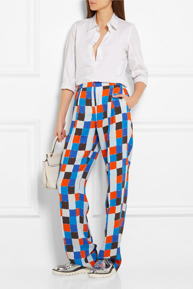 Emilio Pucci 这款印花长裤是品牌 2016 年早春度假系列中最令我们心仪的单品，亦是品牌创意总监 Massimo Giorgetti 的本季首选。它采用绉纱精裁而成，印有五彩缤纷的方块图案，裤腿上的压痕细节则使高腰直筒裤廓形更…