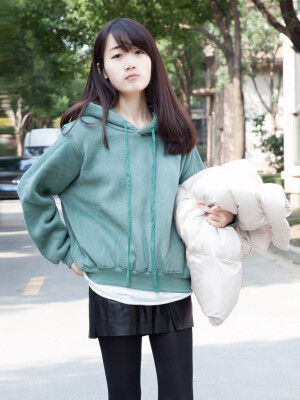 暖暖冬天的阳光, 再加一件暖色系的卫衣简直整个是暖到心里啦~~  外面可以搭配棉袄 或者是马甲 都是棒棒的~