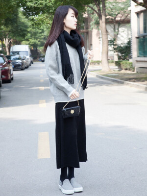 嗯 ...这套完全就是我喜欢的.  灰色 黑色  黑灰配  。绝对不会出错的颜色,简单干净又好搭配的颜色,
其实上衣还是有点小撞色的，不是完全是灰色的啦~ 隐藏的小设计 、这套我自己很喜欢,  外面随意搭配一件棉袄或者是风衣就ok啦  ~显瘦又显高
! 完全是小心机的搭配  *≧▽≦*