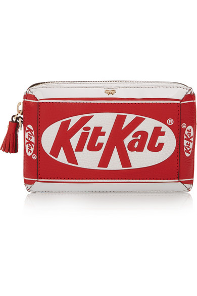 Anya Hindmarch 这款精巧的 “Kit Kat®” 手拿包充分体现了品牌趣致诙谐的美学精神。它采用耐磨的红色和白色纹理皮革制成，带有模拟铝箔纸外形的银色漆皮拼接料。不妨单手手拿此单品，或系上可拆卸腕绳携带。