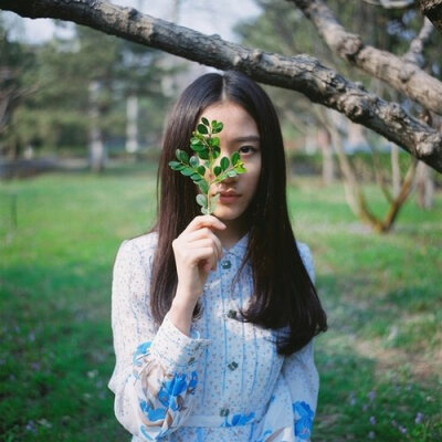 时光太瘦，指缝太宽，不经意的一瞥，就已隔经年。