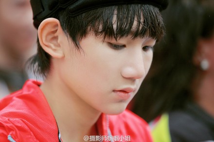 还有部分 @TFBOYS-王源 的照片，王俊凯的很可惜，前两期偏偏他很少路过我的镜头，不过之后还是有拍到的，以后发出来给大家！三只的照片都会有滴！以后每期节目都有新图，大家继续关注全员加速中吧！