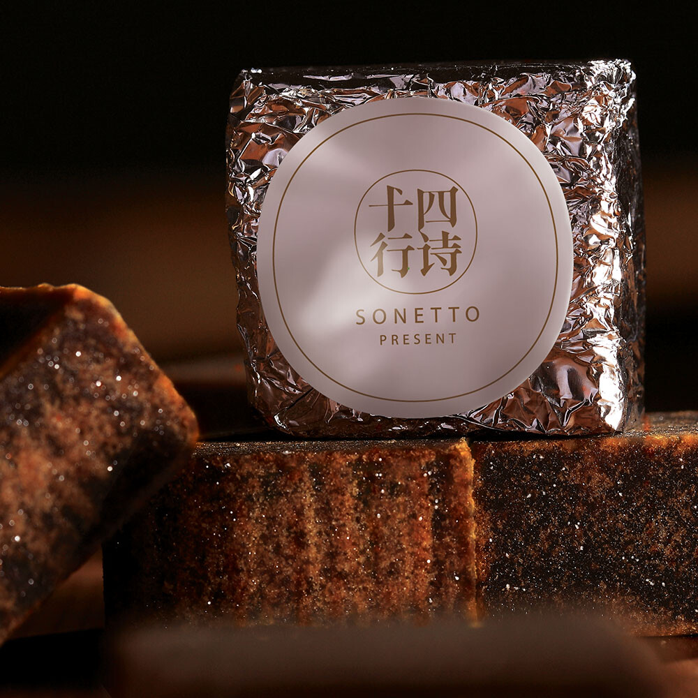 我一直没有间断过这件事：将你每月的生理期记录在手机里。 每个月都有这样一个情人节，而每个月，我会如约送上这样一件情人式的礼物。 我相信它是有温度的，当你打开它的时候，你会看见它集齐了情人的七日心意。 ——女人生来就应被宠爱，而你的宠爱者，这世是我。 爱情的真义是疼爱，而我的真义是你。 我们像上帝授意的那样生长在了一起，所以，每个月我来帮你过这个情人节。 以爱之名， 亲爱的，这个月的情人节快乐！ 爱，有时候真的不是钻石，更多的是火焰，稍纵即逝，转瞬即虚。 当我们信誓旦旦地说要爱一生一世，这一生与一世其实指的是： 你在，即一生，你不在，便过了一世。