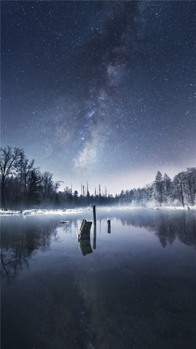 来一波超唯美的满天星星的星空手机壁纸素材吧，一直都很喜欢星星的你要不要尖叫呢，最后一张还有流星划过，这样你可以随时随地许愿了……