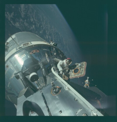 孤独的旅行。NASA近日公布了一系列当年阿波罗登月任务时的照片，展示了1968年到1972年的各艘阿波罗飞船在宇宙拍到的精彩瞬间。阿波罗系列飞船都配备有专门的哈苏(Hasselblad)相机，在飞船运行的途中拍下了数以千计的…